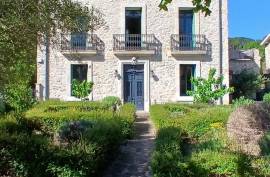 Rare Property Offering A Magnificent Manor House And A Stone Cottage On A Plot Of 793 M2 With Outbuilding And Pool. An Outstanding Opportunity