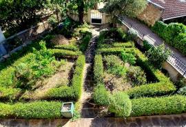 Rare Property Offering A Magnificent Manor House And A Stone Cottage On A Plot Of 793 M2 With Outbuilding And Pool. An Outstanding Opportunity