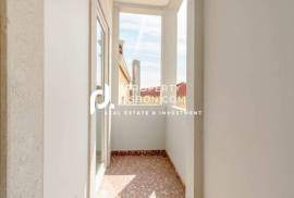 Lisbon Building, Breathtaking Views Of Sao Jorge Castle