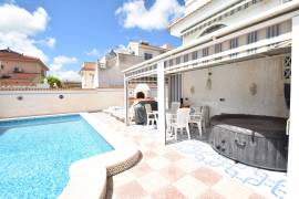 SPACIOUS VILLA NEAR THE CENTRE OF CIUDAD QUESADA