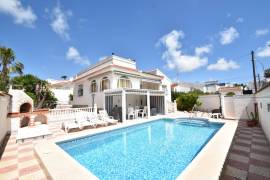 SPACIOUS VILLA NEAR THE CENTRE OF CIUDAD QUESADA