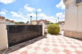 SPACIOUS VILLA NEAR THE CENTRE OF CIUDAD QUESADA