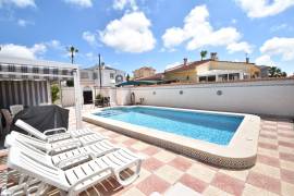 SPACIOUS VILLA NEAR THE CENTRE OF CIUDAD QUESADA