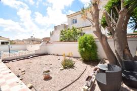 SPACIOUS VILLA NEAR THE CENTRE OF CIUDAD QUESADA