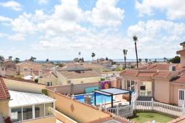 SPACIOUS VILLA NEAR THE CENTRE OF CIUDAD QUESADA