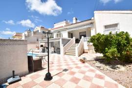 SPACIOUS VILLA NEAR THE CENTRE OF CIUDAD QUESADA