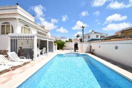 SPACIOUS VILLA NEAR THE CENTRE OF CIUDAD QUESADA