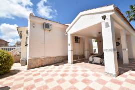 SPACIOUS VILLA NEAR THE CENTRE OF CIUDAD QUESADA