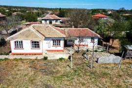 Casa de una sola planta con jardín de 2,400 m² | A solo 25 minutos del mar.