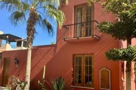Avenida Punta Arenas, Casa Roja AV 122, Loreto,