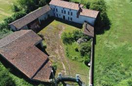 Spacious Farmhouse with 1.9 Hectares of Land  Ideal for Horses - €186,000