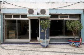 Mixed-use building with high investment potential in the center of Olhão