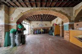 Mixed-use building with high investment potential in the center of Olhão
