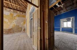 Mixed-use building with high investment potential in the center of Olhão