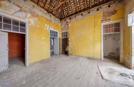 Mixed-use building with high investment potential in the center of Olhão