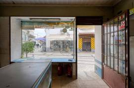 Mixed-use building with high investment potential in the center of Olhão