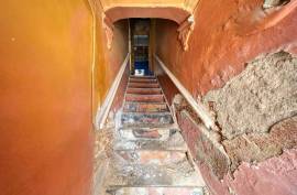 Mixed-use building with high investment potential in the center of Olhão