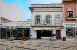 Mixed-use building with high investment potential in the center of Olhão