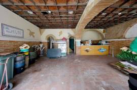 Mixed-use building with high investment potential in the center of Olhão