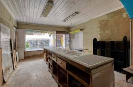 Mixed-use building with high investment potential in the center of Olhão