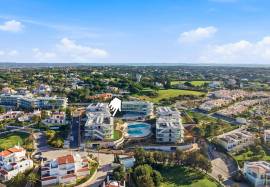 Carvoeiro – Furnished and decorated T3 penthouse with private rooftop, heated pool and panoramic ocean views
