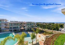 Carvoeiro – Furnished and decorated 2-bedroom apartment on the top floor with generous terraces and sea views
