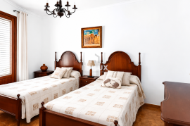 Manor house with garage for 3 cars, patio, terraces and multiple suites for sale in Don Benito