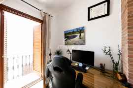 Manor house with garage for 3 cars, patio, terraces and multiple suites for sale in Don Benito
