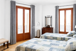 Manor house with garage for 3 cars, patio, terraces and multiple suites for sale in Don Benito