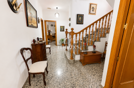 Manor house with garage for 3 cars, patio, terraces and multiple suites for sale in Don Benito