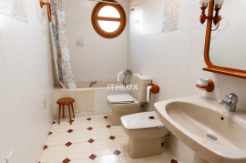 Manor house with garage for 3 cars, patio, terraces and multiple suites for sale in Don Benito