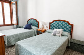 Manor house with garage for 3 cars, patio, terraces and multiple suites for sale in Don Benito
