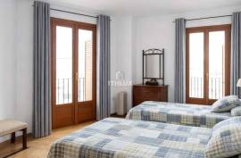 Manor house with garage for 3 cars, patio, terraces and multiple suites for sale in Don Benito