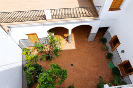 Manor house with garage for 3 cars, patio, terraces and multiple suites for sale in Don Benito