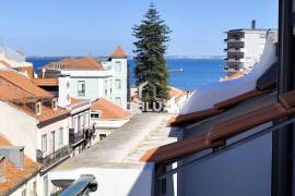 Refurbished 2 Bedrooms with River View near Santa Apolónia
