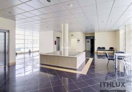 Available for rent office/office for services, with 23 m², located in the prestigious Lena Building, in the Aqueduct Residential Park, in Elvas