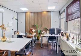 Available for rent office/office for services, with 23 m², located in the prestigious Lena Building, in the Aqueduct Residential Park, in Elvas