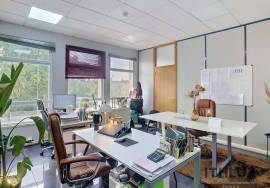 Available for rent office/office for services, with 23 m², located in the prestigious Lena Building, in the Aqueduct Residential Park, in Elvas