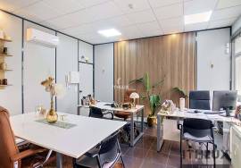 Available for rent office/office for services, with 23 m², located in the prestigious Lena Building, in the Aqueduct Residential Park, in Elvas