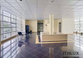 Available for rent office/office for services, with 23 m², located in the prestigious Lena Building, in the Aqueduct Residential Park, in Elvas