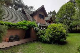 Charming Villa with 2,700 m² of Land and Nature Views | Campos do Jordão