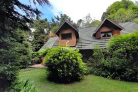 Charming Villa with 2,700 m² of Land and Nature Views | Campos do Jordão