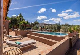 Totally renovated detached 3 bedroom quinta, in 2,760  m² plot. Santa Bárbara de Nexe.
