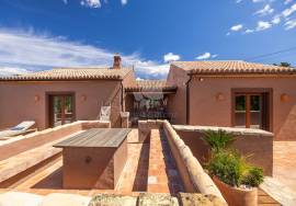 Totally renovated detached 3 bedroom quinta, in 2,760  m² plot. Santa Bárbara de Nexe.