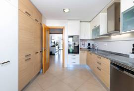 3 Bedroom Apartment with Pool and Large Balconies in Quarteira
