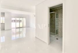 2 bedroom apartment for sale in Quarteira, fully renovated and modern
