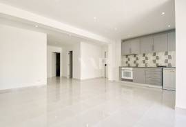 2 bedroom apartment for sale in Quarteira, fully renovated and modern