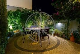 Tavira Centre Contemporary 3 bed Villa with Private Pool & Garden