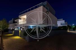 Tavira Centre Contemporary 3 bed Villa with Private Pool & Garden