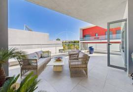 Tavira Centre Contemporary 3 bed Villa with Private Pool & Garden